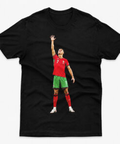 Unisex Portugal Cristiano Ronaldo CR7 Reaching For The World Cup Trophy Graphic Shirt for Soccer Fans